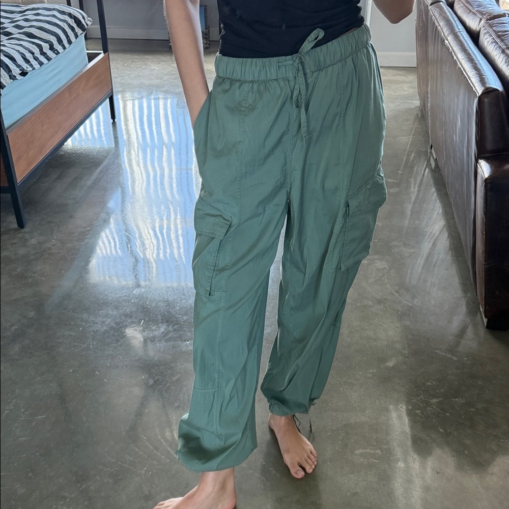 Lululemon Lightweight Adjustable Mid-Rise Cargo Pant